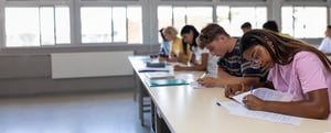 Studenten in de werkbanken